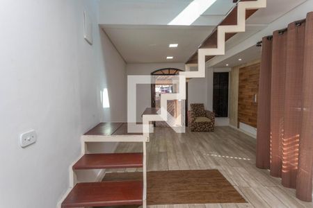 Escada de casa para alugar com 2 quartos, 85m² em Taboão, Diadema
