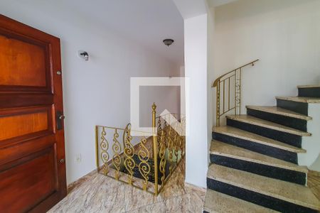 escadas de casa para alugar com 3 quartos, 119m² em Jardim da Gloria, São Paulo