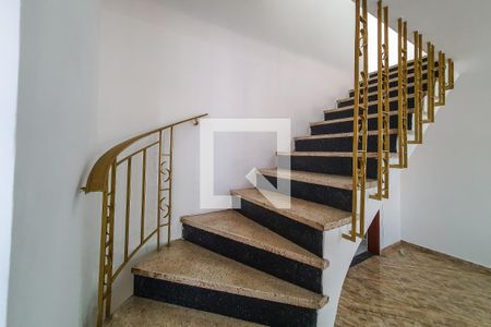 escada de casa para alugar com 3 quartos, 119m² em Jardim da Gloria, São Paulo