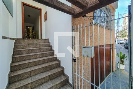 escada entrada de casa para alugar com 3 quartos, 119m² em Jardim da Gloria, São Paulo