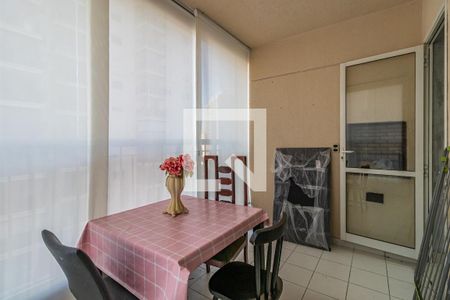 Sala de apartamento para alugar com 2 quartos, 76m² em Jardim Tupanci, Barueri