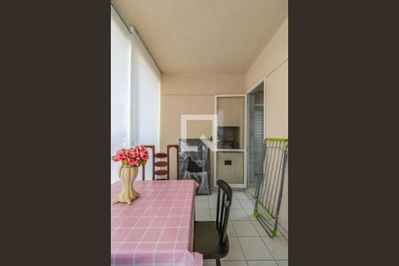 Sala de apartamento à venda com 2 quartos, 76m² em Jardim Tupanci, Barueri