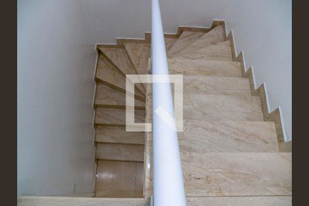 Escada de casa para alugar com 2 quartos, 142m² em Jaraguá, São Paulo