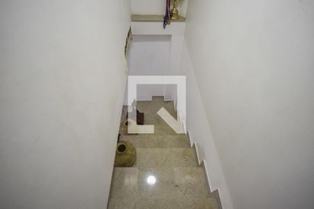 Casa à venda com 120m², 2 quartos e 2 vagas Casa à venda com 120m², 2 quartos e 2 vagasEscada