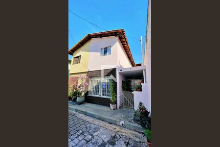 Casa à venda com 119m², 2 quartos e 2 vagas Casa à venda com 119m², 2 quartos e 2 vagasFachada