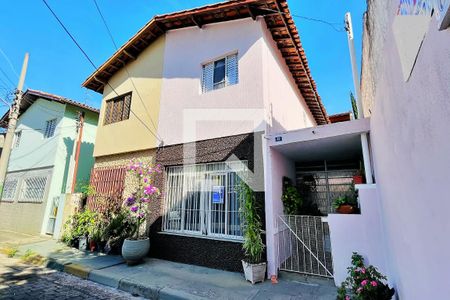 Casa à venda com 119m², 2 quartos e 2 vagas Casa à venda com 119m², 2 quartos e 2 vagasFachada