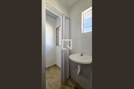 Banheiro de kitnet/studio para alugar com 1 quarto, 15m² em Jardim Nizia, São Paulo