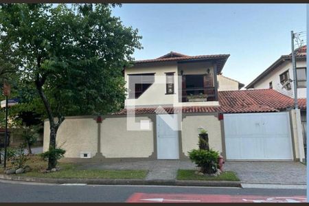 Casa à venda com 4 quartos, 212m² em Camboinhas, Niterói