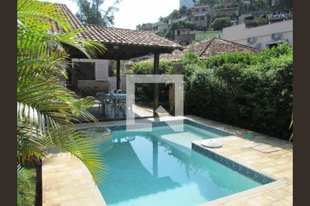 Casa à venda com 3 quartos, 195m² em Pendotiba, Niterói