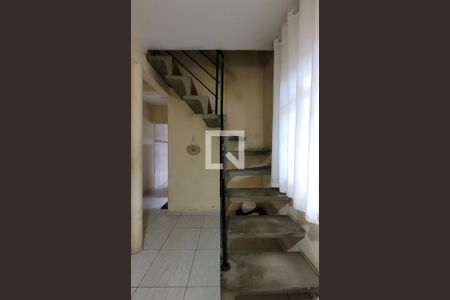 Escada de casa para alugar com 3 quartos, 149m² em Vila Cecilia Maria, Santo André