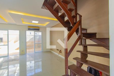 Escada de acesso aos dormitórios de casa de condomínio para alugar com 3 quartos, 166m² em Centro, Canoas