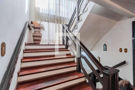Escadas de casa à venda com 8 quartos, 400m² em Cavalhada, Porto Alegre