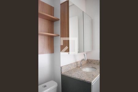 Banheiro de kitnet/studio para alugar com 1 quarto, 28m² em Prado Velho, Curitiba