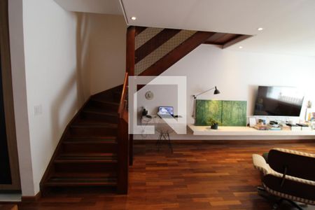 Escada de casa à venda com 3 quartos, 150m² em Vila Progredior, São Paulo