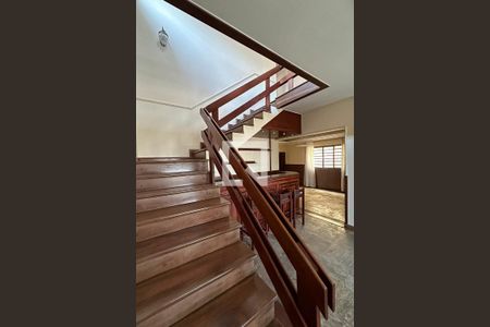 Escada de casa para alugar com 5 quartos, 420m² em Castelo, Belo Horizonte