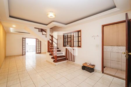Sala de casa para alugar com 4 quartos, 290m² em Jardim Santa Rosa, Taboão da Serra