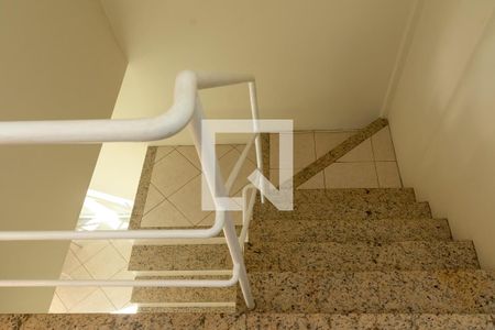 Escada para os quartos de casa de condomínio para alugar com 3 quartos, 155m² em Pechincha, Rio de Janeiro