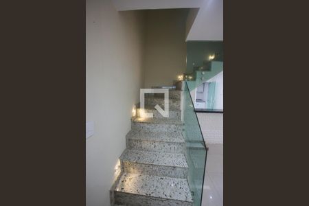 Escada de casa de condomínio para alugar com 3 quartos, 120m² em Taquara, Rio de Janeiro