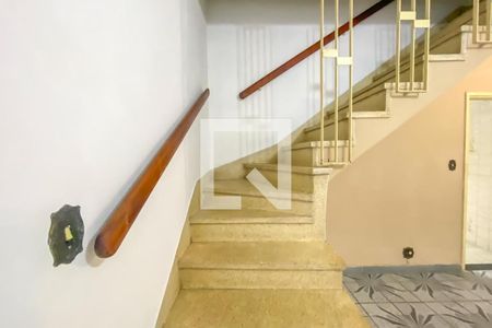 Escada de casa para alugar com 2 quartos, 133m² em Rudge Ramos, São Bernardo do Campo