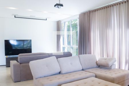 Sala de TV de casa de condomínio à venda com 4 quartos, 700m² em Vila Castela, Nova Lima