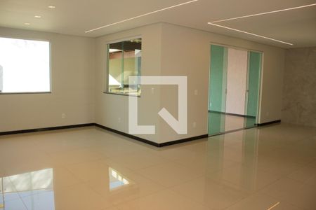 Sala 1 de casa de condomínio à venda com 3 quartos, 250m² em Camilo Alves, Contagem