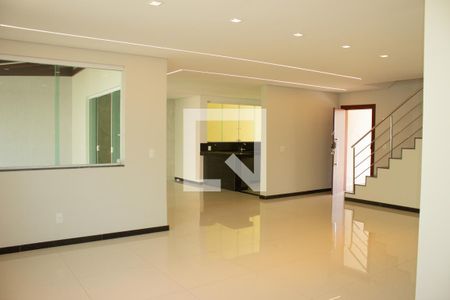 Casa de condomínio à venda com 250m², 3 quartos e 4 vagasSala 1