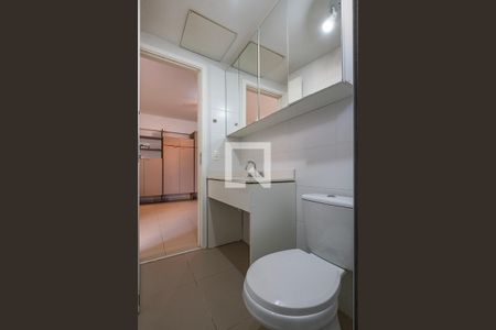 Banheiro de kitnet/studio para alugar com 1 quarto, 47m² em Pinheiros, São Paulo