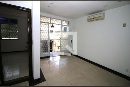 Sala de casa à venda com 3 quartos, 220m² em Brás de Pina, Rio de Janeiro