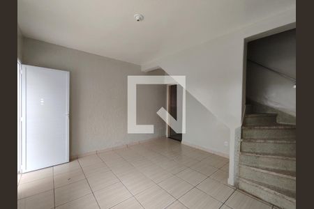 Sala  de casa de condomínio para alugar com 2 quartos, 65m² em Vila Romanópolis, Ferraz de Vasconcelos