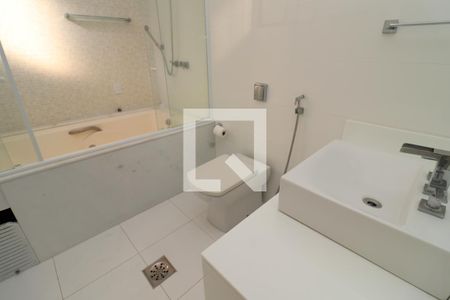 Banheiro da Suíte 1 de apartamento à venda com 4 quartos, 310m² em Jardim Guanabara, Rio de Janeiro