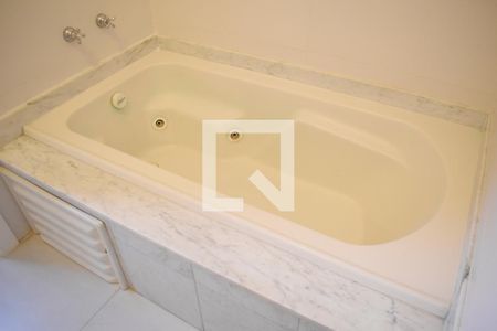 Banheiro Suíte de apartamento para alugar com 2 quartos, 90m² em Batel, Curitiba
