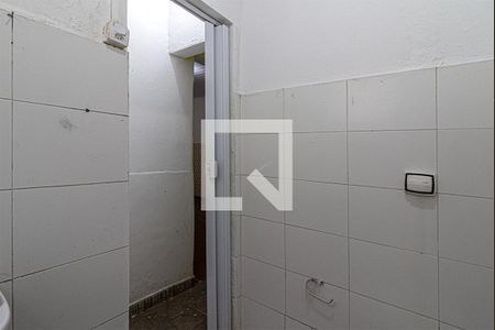 banheiro social_4 de casa para alugar com 1 quarto, 90m² em Vila Brasilina, São Paulo