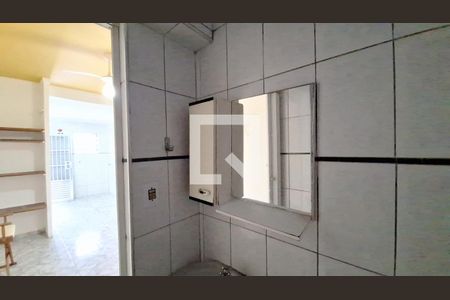Banheiro de kitnet/studio para alugar com 1 quarto, 20m² em Guilhermina, Praia Grande