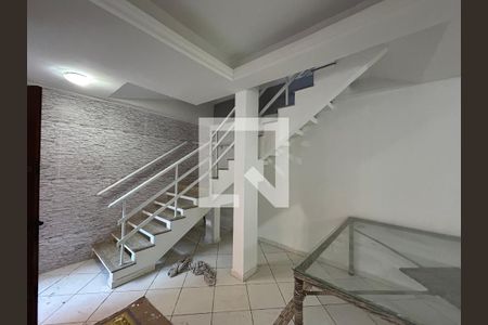 Escada de acesso 2º piso de casa para alugar com 3 quartos, 300m² em Cachambi, Rio de Janeiro