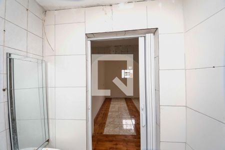 Banheiro de casa para alugar com 1 quarto, 33m² em Parque Santa Madalena, São Paulo