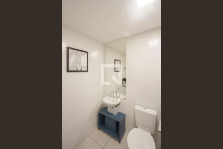 Banheiro de kitnet/studio para alugar com 1 quarto, 26m² em Jardim das Acacias, São Paulo