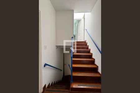 Escada de casa de condomínio à venda com 6 quartos, 1250m² em Alphaville, Santana de Parnaíba