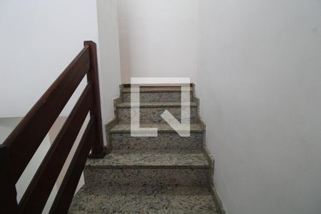 Escada de casa para alugar com 3 quartos, 172m² em Vila Campo Grande, São Paulo