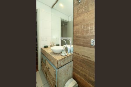 Banheiro de apartamento à venda com 1 quarto, 52m² em Passo D’areia, Porto Alegre