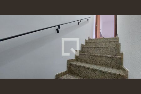 Escada de casa para alugar com 2 quartos, 81m² em Utinga, Santo André