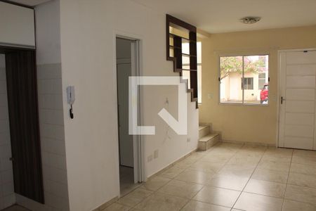 Sala de casa de condomínio para alugar com 2 quartos, 55m² em Jardim Arco-iris, Cotia