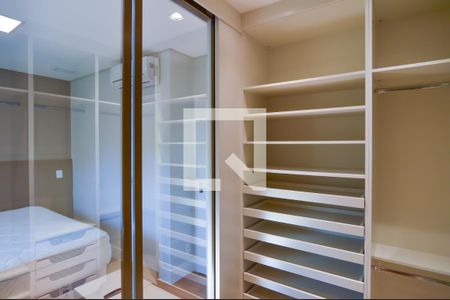 Closet da suíte 1 de apartamento para alugar com 2 quartos, 91m² em Alphaville Empresarial, Barueri