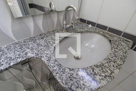 Banheiro de kitnet/studio para alugar com 1 quarto, 22m² em Martins, Uberlândia