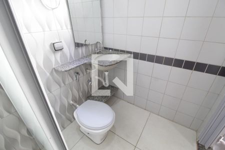 Banheiro de kitnet/studio para alugar com 1 quarto, 22m² em Martins, Uberlândia