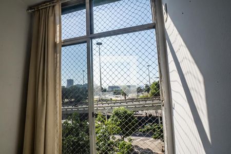 Sala vista da janela de apartamento à venda com 2 quartos, 45m² em Botafogo, Rio de Janeiro