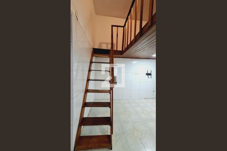 Escada de apartamento para alugar com 1 quarto, 56m² em Aviação, Praia Grande