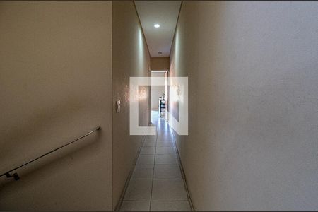 corredor para os comodos_1 de casa à venda com 3 quartos, 200m² em Vila Nair, São Paulo