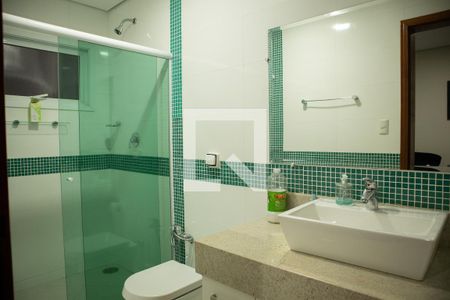 Banheiro Suíte 1 de casa de condomínio para alugar com 6 quartos, 347m² em Jardim Golden Park, Hortolândia