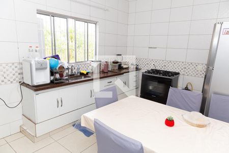 Casa à venda com 117m², 4 quartos e 2 vagas Casa à venda com 117m², 4 quartos e 2 vagasCozinha