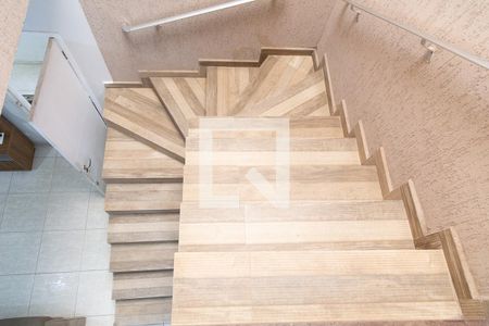 Casa à venda com 117m², 4 quartos e 2 vagas Casa à venda com 117m², 4 quartos e 2 vagasEscada